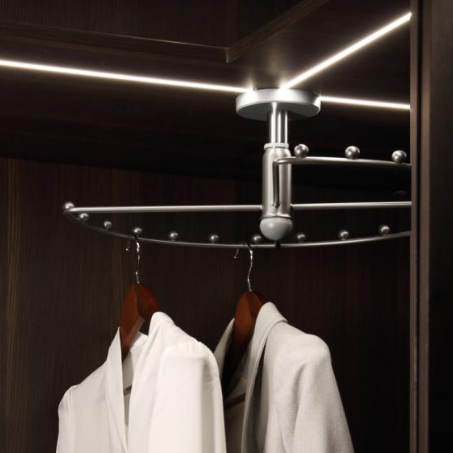 ROTATING CLOTHES RACK